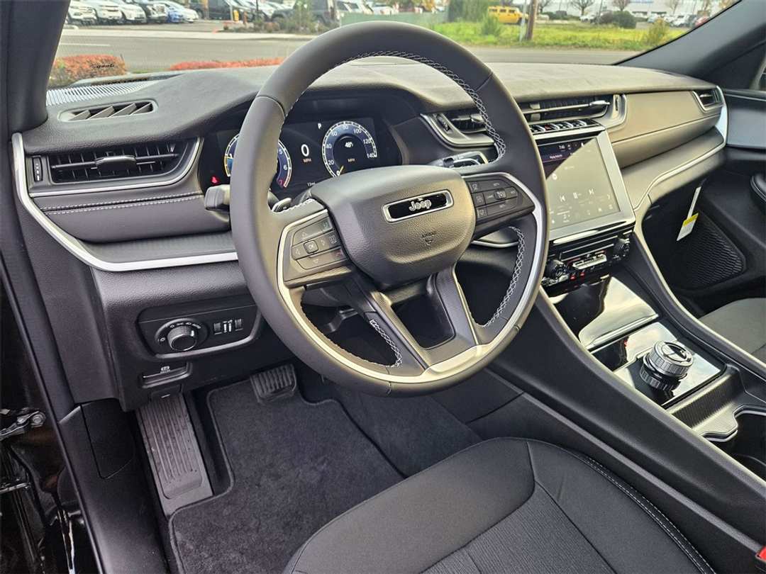 2025 Jeep Grand Cherokee L Laredo - Image 13