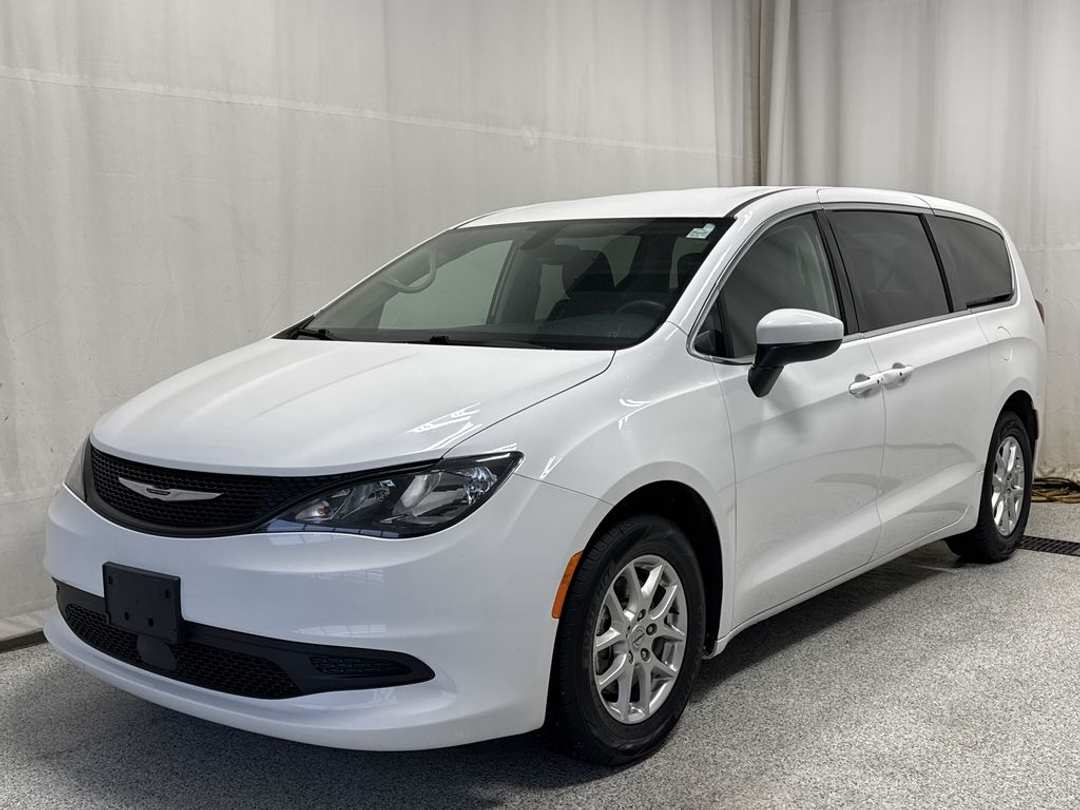 2022 Chrysler Grand Caravan SXT - Image 2