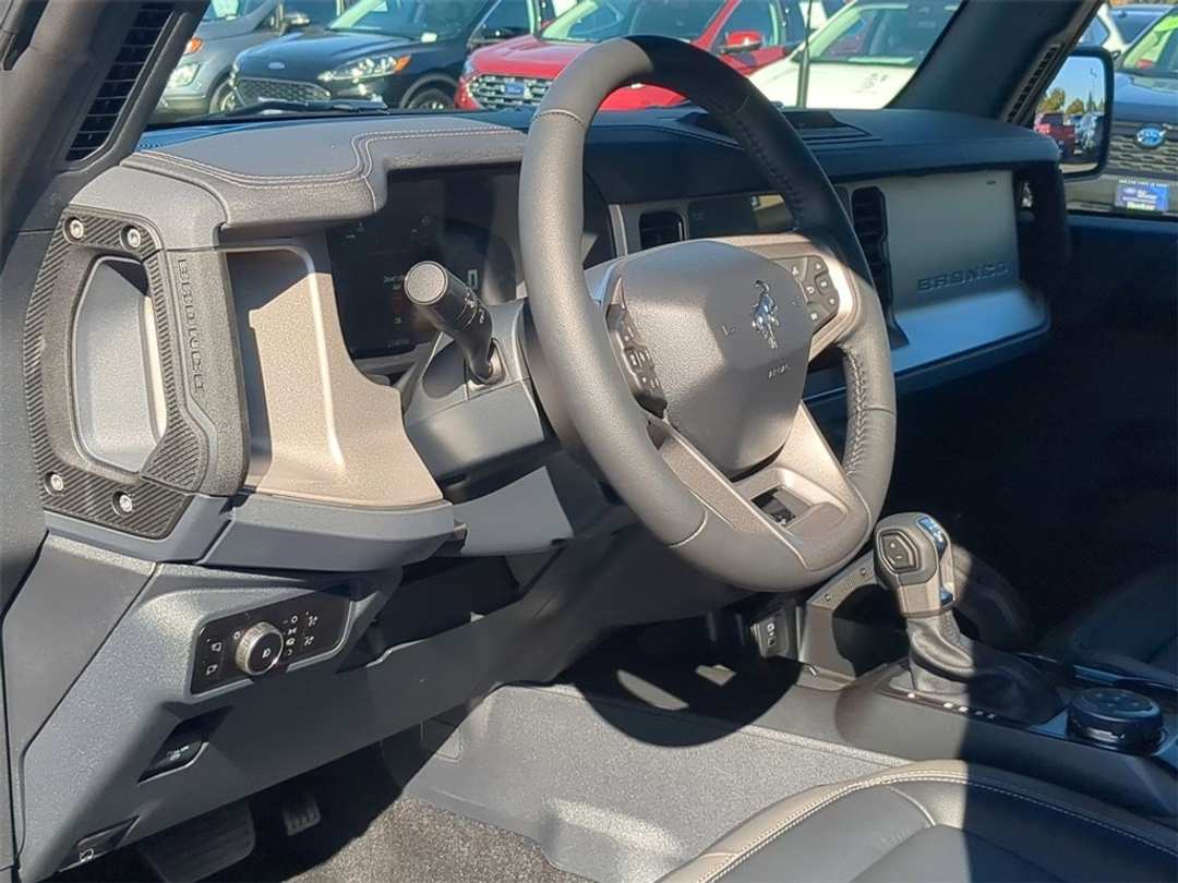 2025 Ford Bronco Outer Banks - Image 11