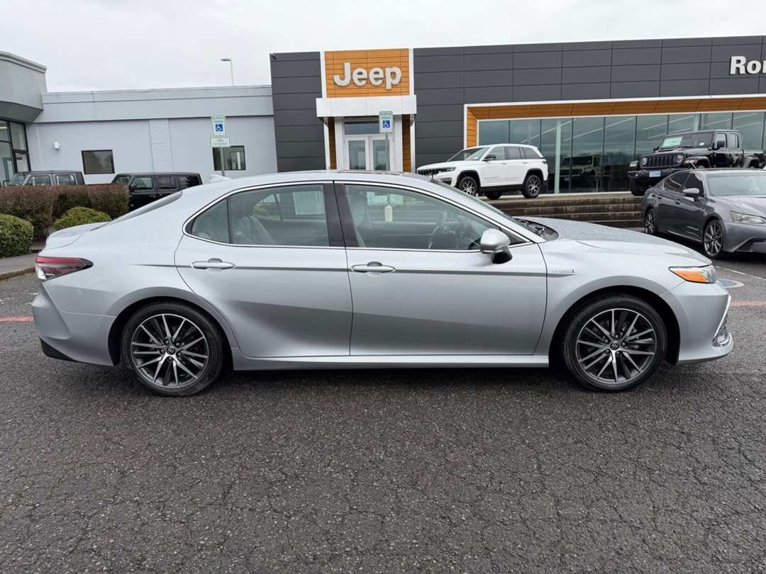 2021 Toyota Camry XLE - Image 9