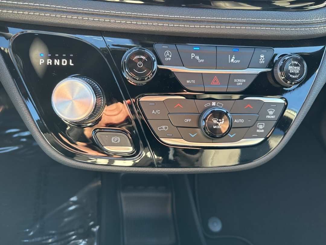 2026 Chrysler Pacifica Select - Image 17