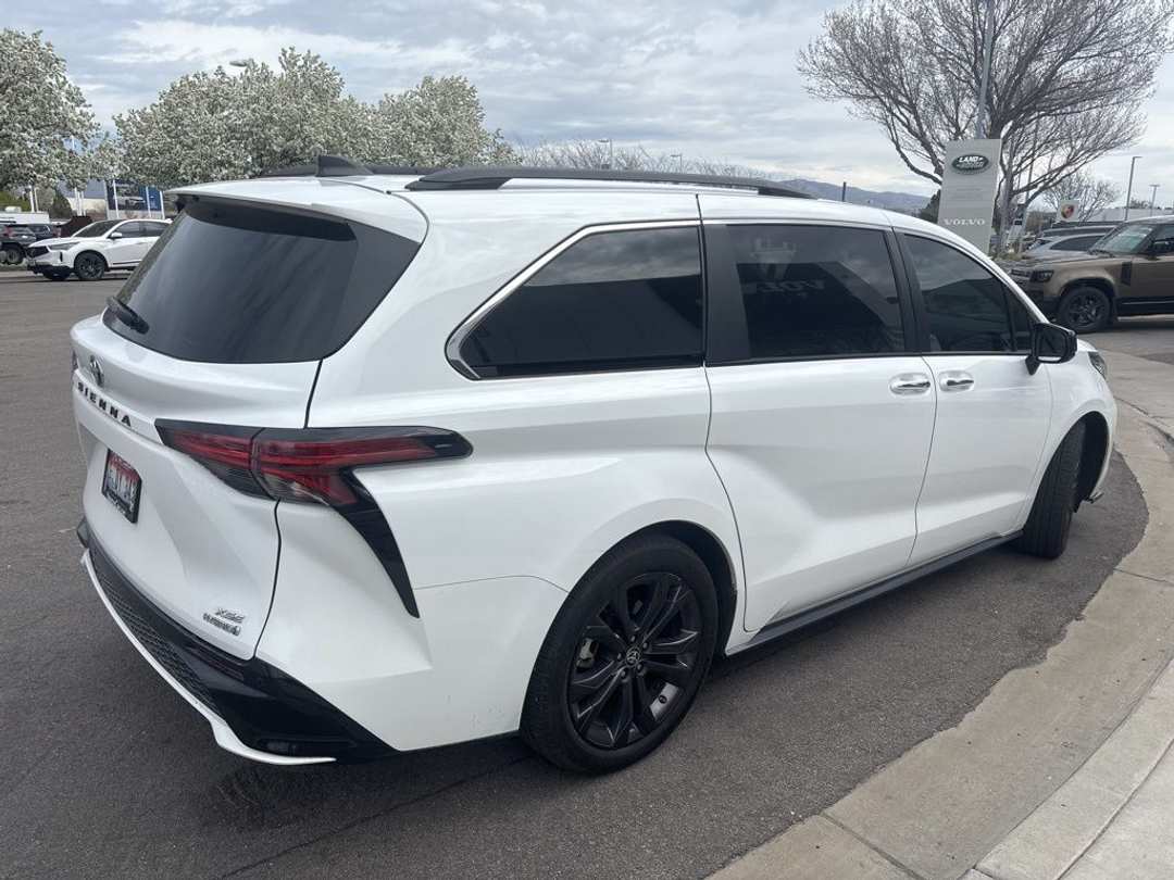 2022 Toyota Sienna XSE - Image 3