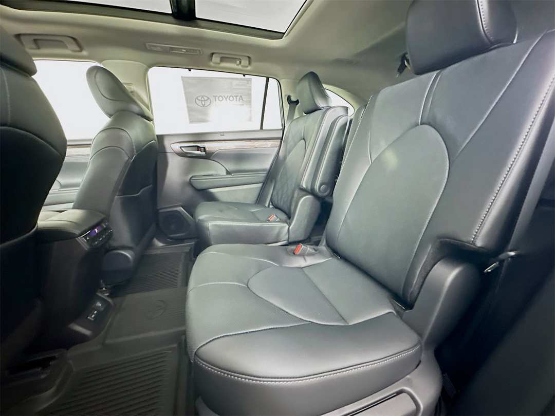 2026 Toyota Highlander Platinum - Image 26