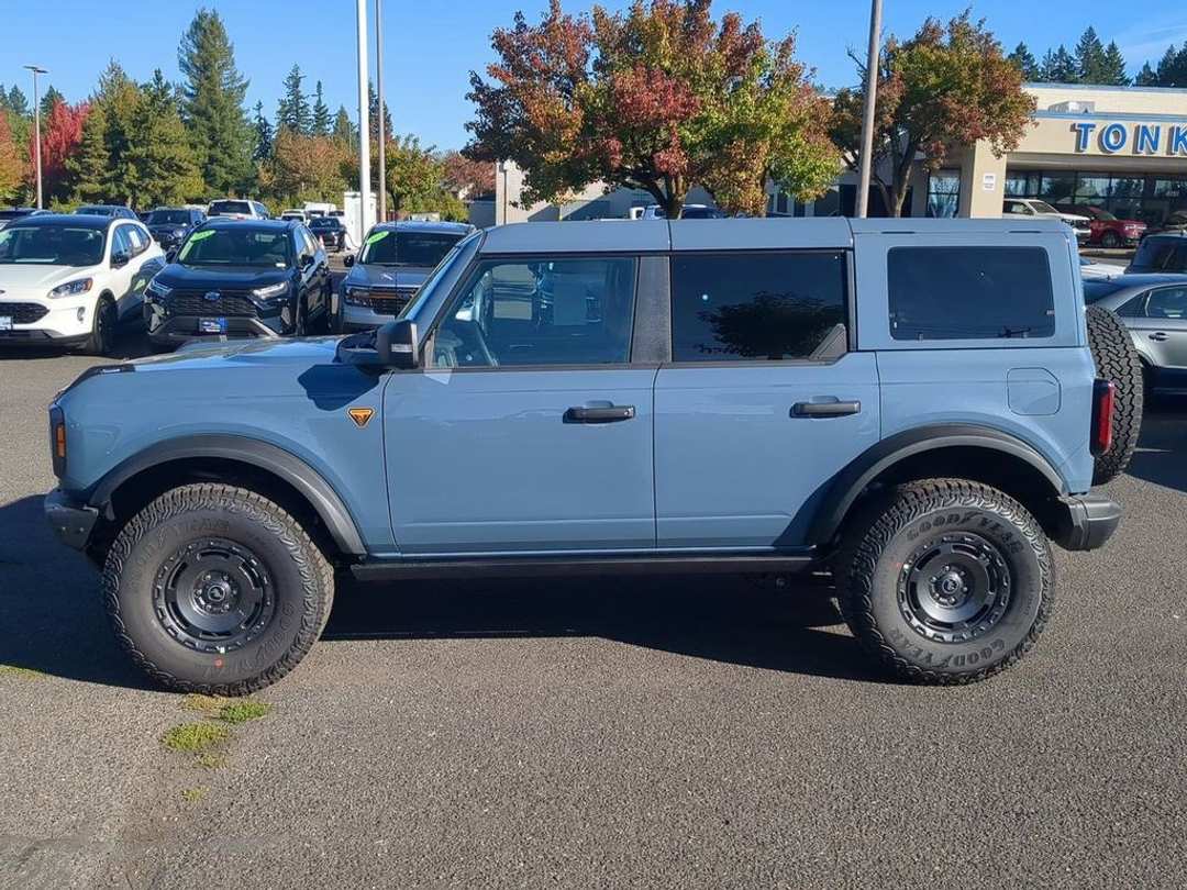 2025 Ford Bronco Badlands - Image 2