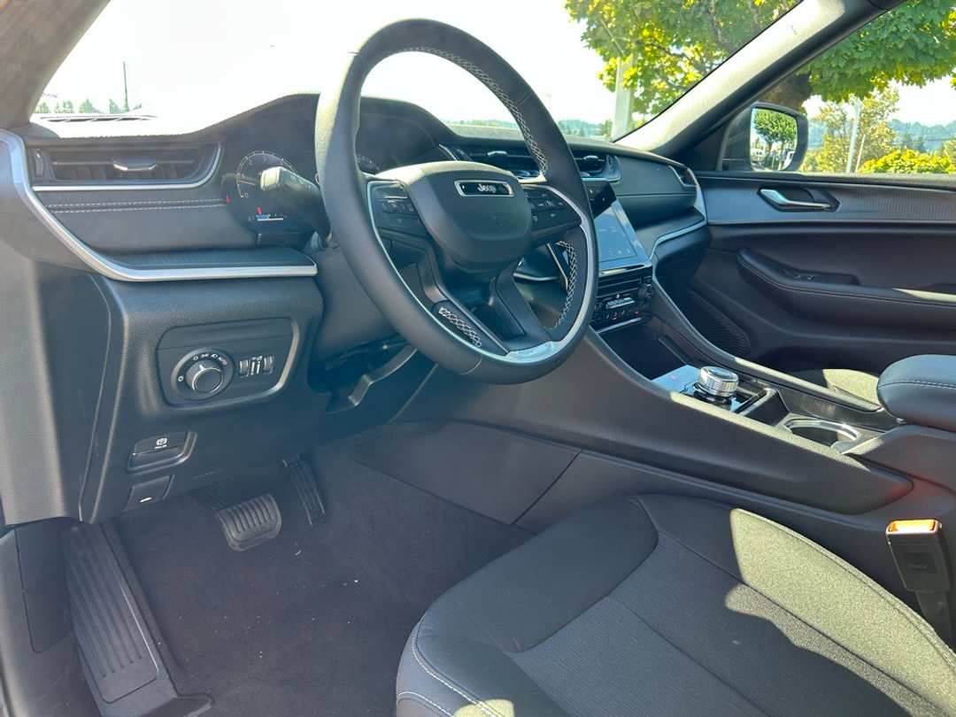 2025 Jeep Grand Cherokee Laredo X - Image 12