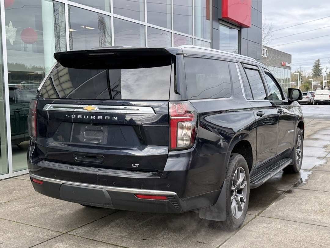 2022 Chevrolet Suburban LT - Image 7
