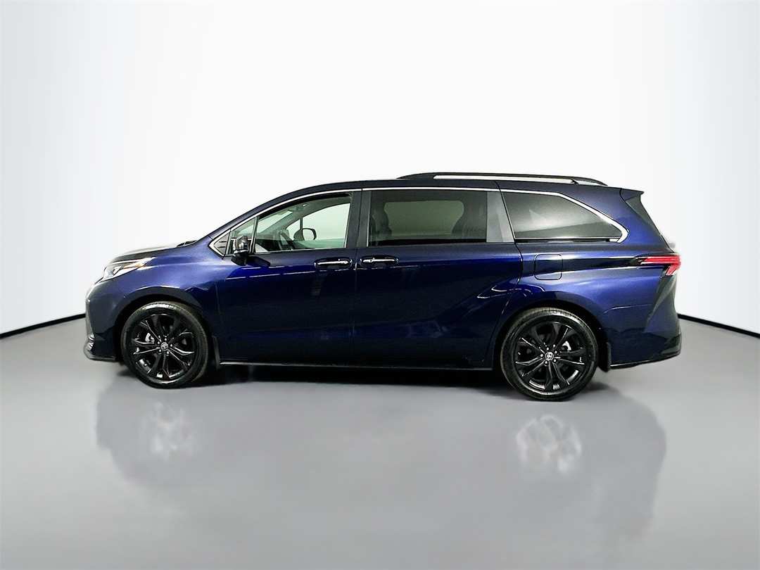 2022 Toyota Sienna XSE - Image 4