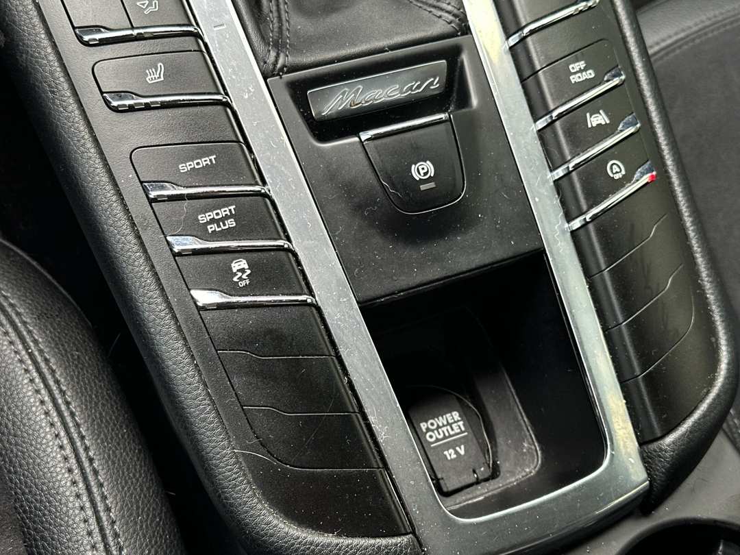 2017 Porsche Macan Base - Image 24