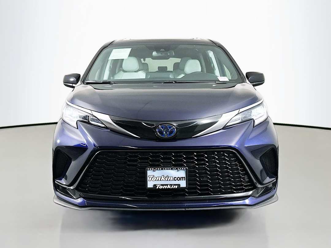 2022 Toyota Sienna XSE - Image 2