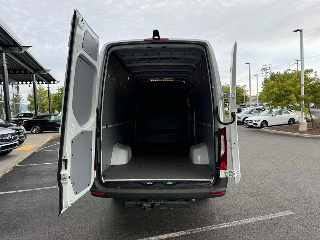 2024 Mercedes-Benz Sprinter 3500 Cargo 170 WB - Image 8