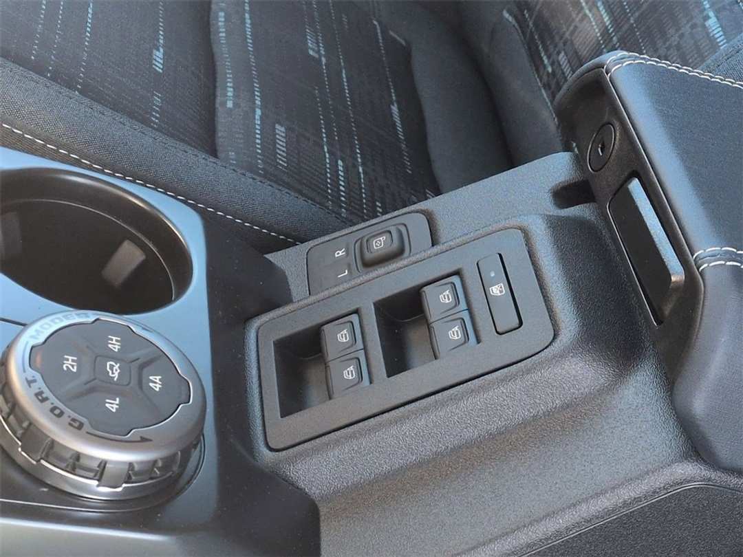 2025 Ford Bronco Heritage Edition - Image 10