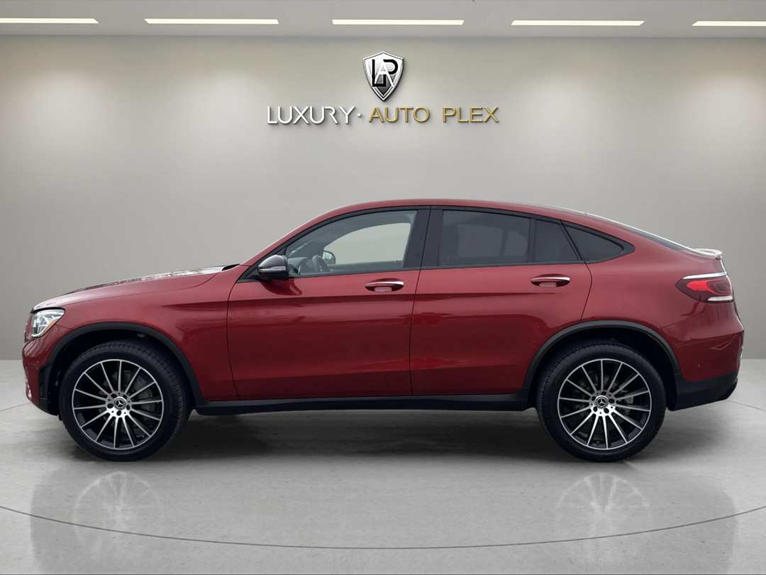 2021 Mercedes-Benz GLC GLC 300 AMG LINE LOW MILES SHARP - Image 2