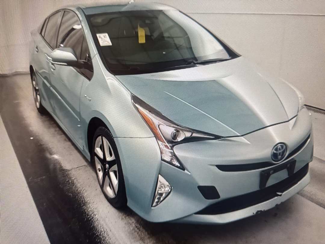 2017 Toyota Prius Three Touring - Image 4