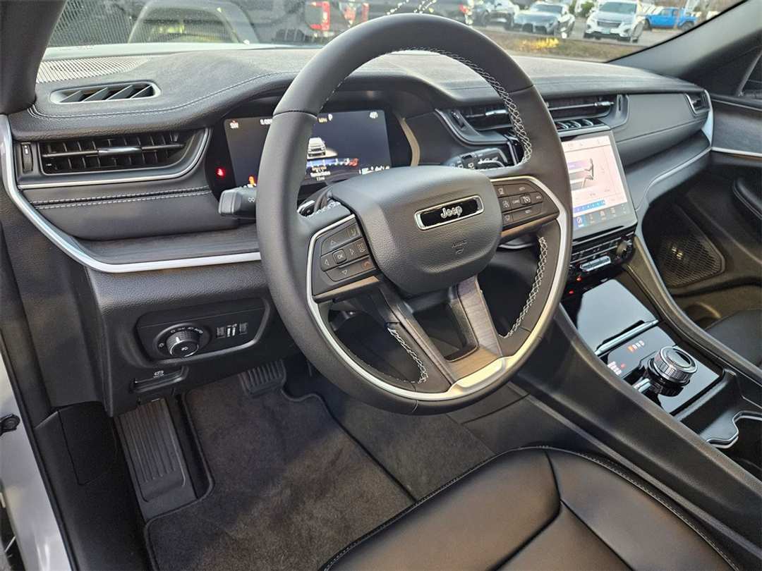 2025 Jeep Grand Cherokee Limited - Image 13