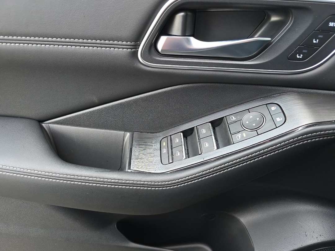 2026 Nissan Rogue Platinum - Image 10