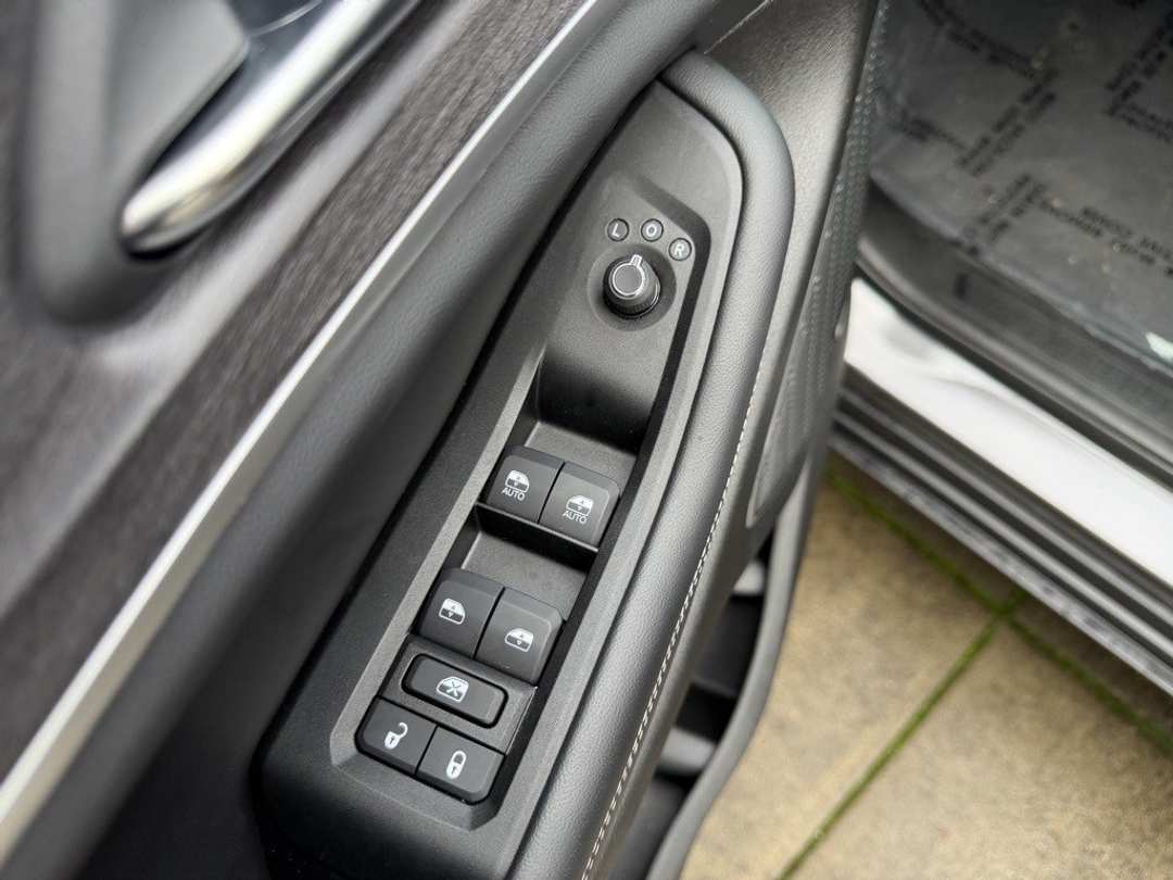 2025 Jeep Grand Cherokee 4xe - Image 13