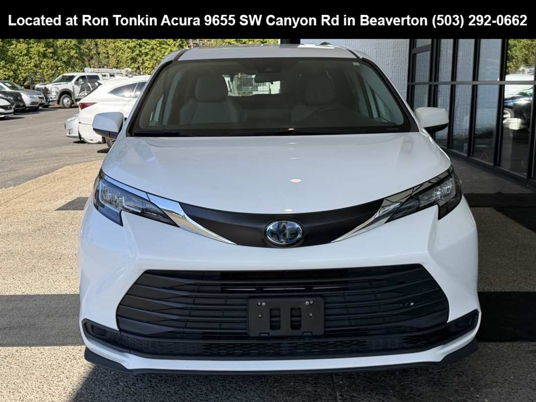 2023 Toyota Sienna LE - Image 3