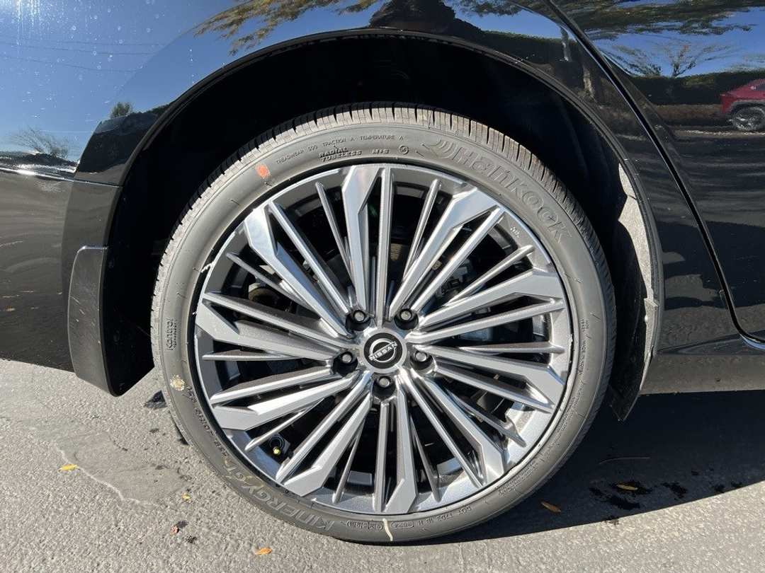 2025 Nissan Altima 2.5 SL - Image 8