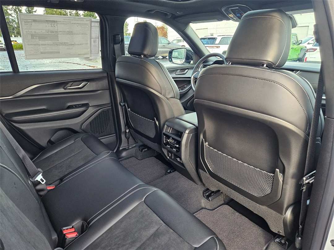 2025 Jeep Grand Cherokee Altitude X - Image 34