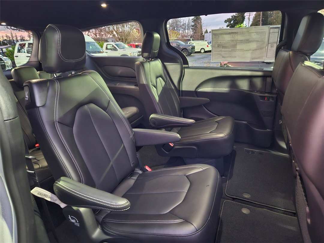 2026 Chrysler Pacifica Select - Image 36