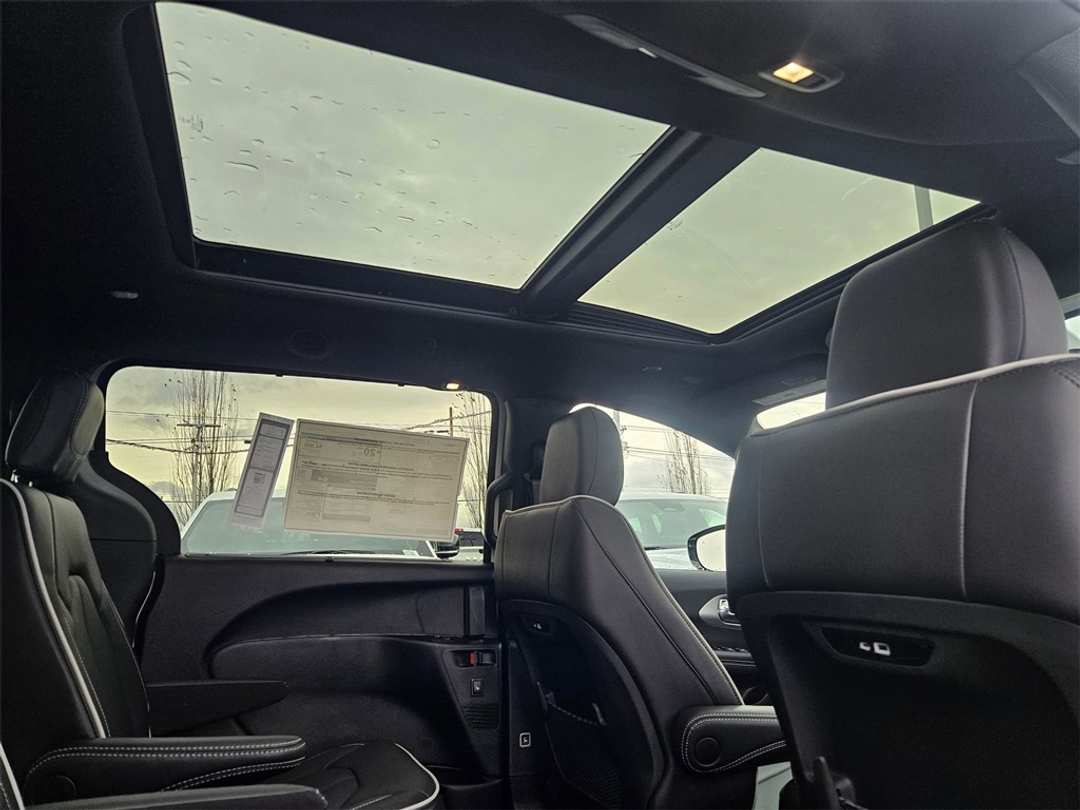 2026 Chrysler Pacifica Limited - Image 38