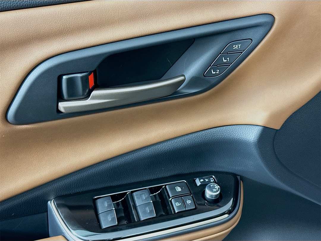 2025 Toyota Crown Signia Limited - Image 18