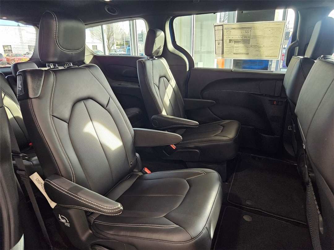 2026 Chrysler Pacifica Select - Image 35