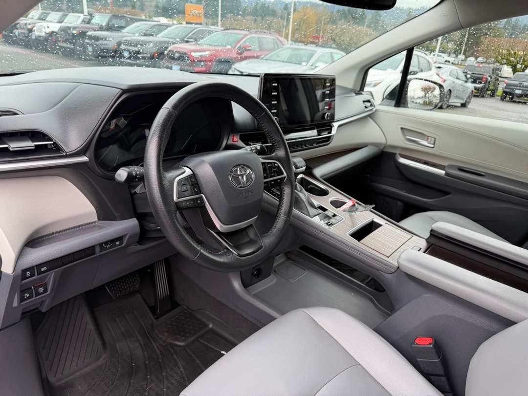 2021 Toyota Sienna XLE - Image 16
