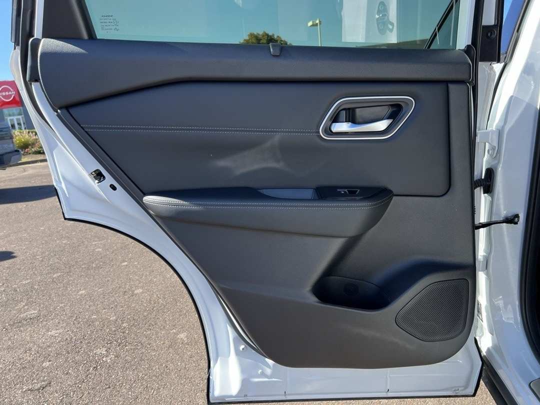 2026 Nissan Rogue Platinum - Image 26