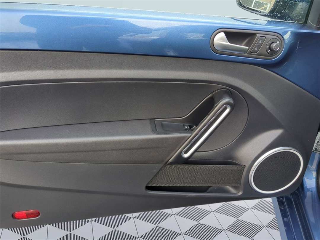 2019 Volkswagen Beetle 2.0T SE - Image 10