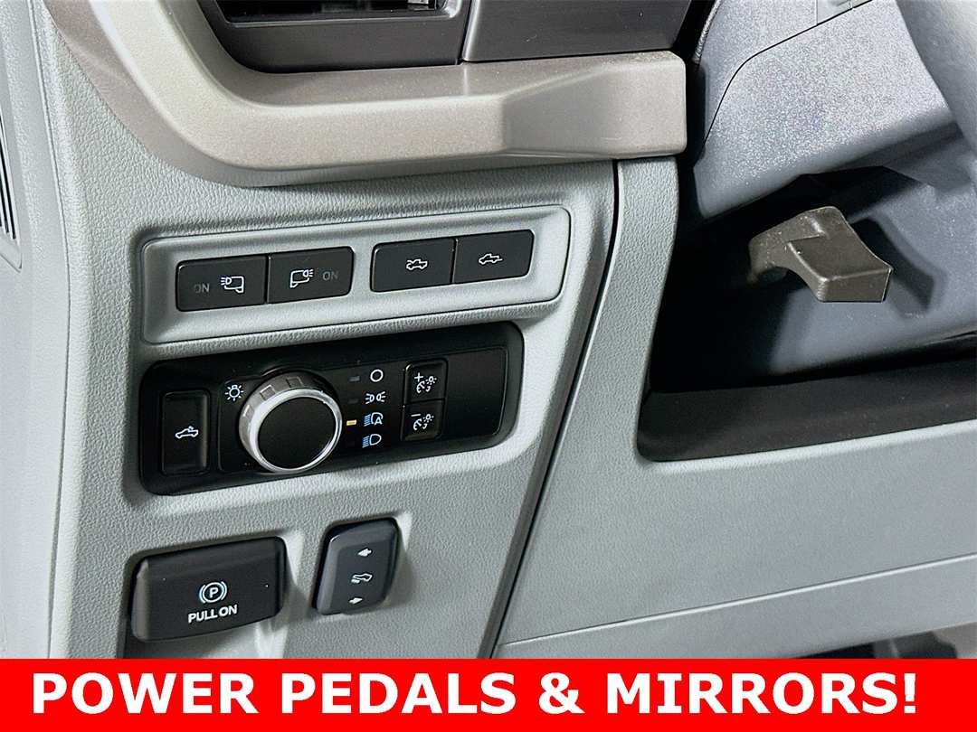 2023 Ford F-150 Lightning XLT - Image 28