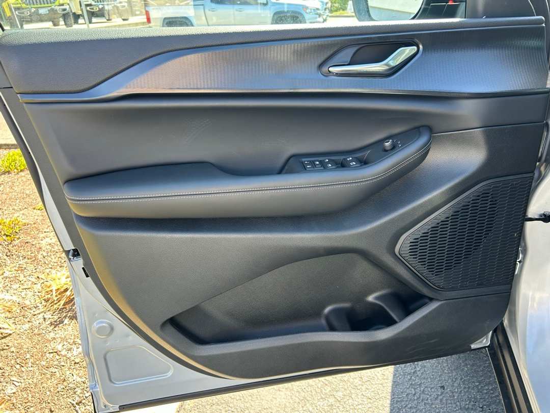 2025 Jeep Grand Cherokee Laredo X - Image 9