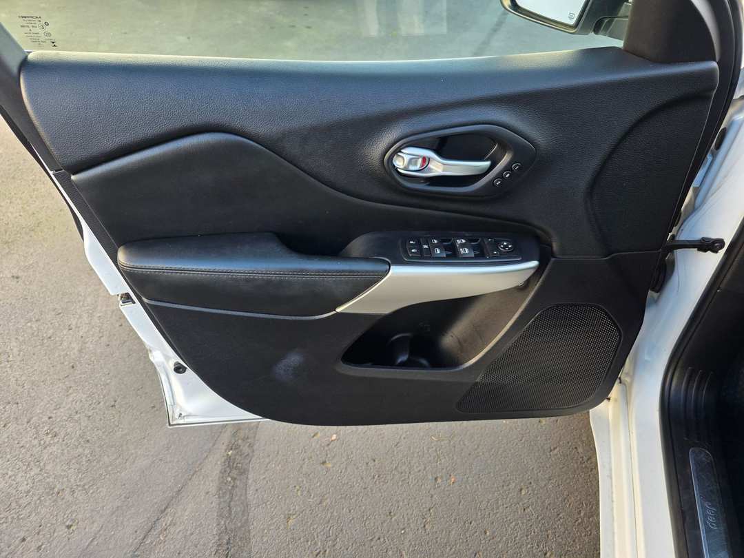 2016 Jeep Cherokee Overland - Image 12