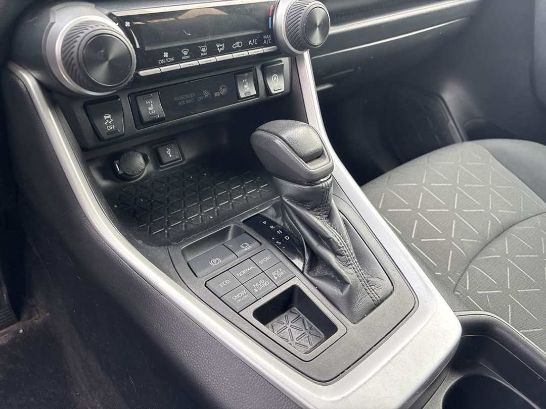 2021 Toyota Rav4 LE - Image 3
