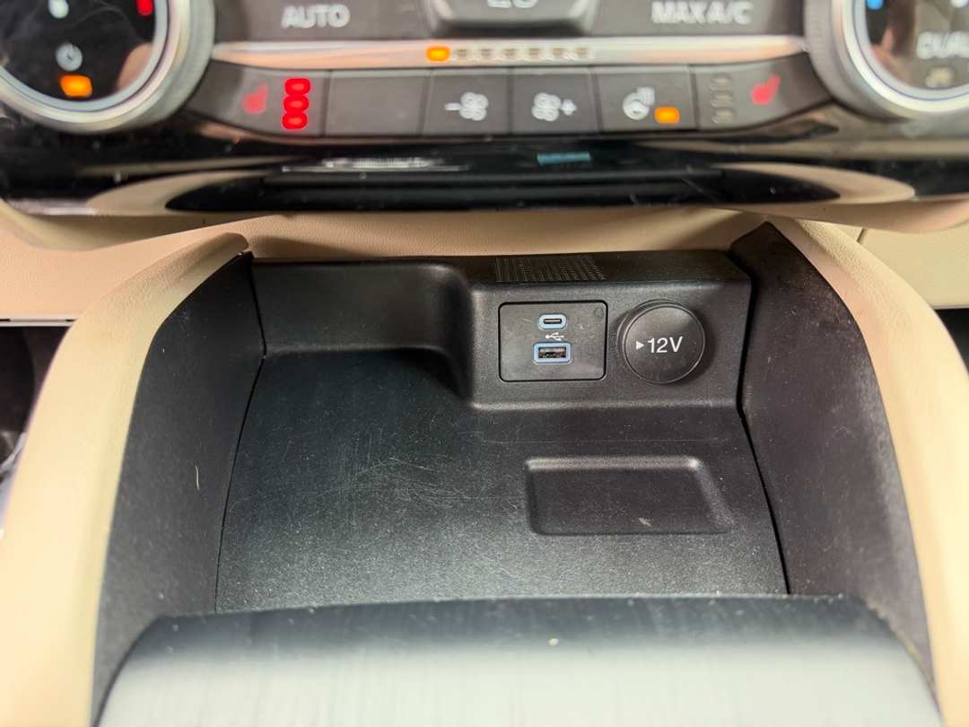 2022 Ford Escape Titanium - Image 24