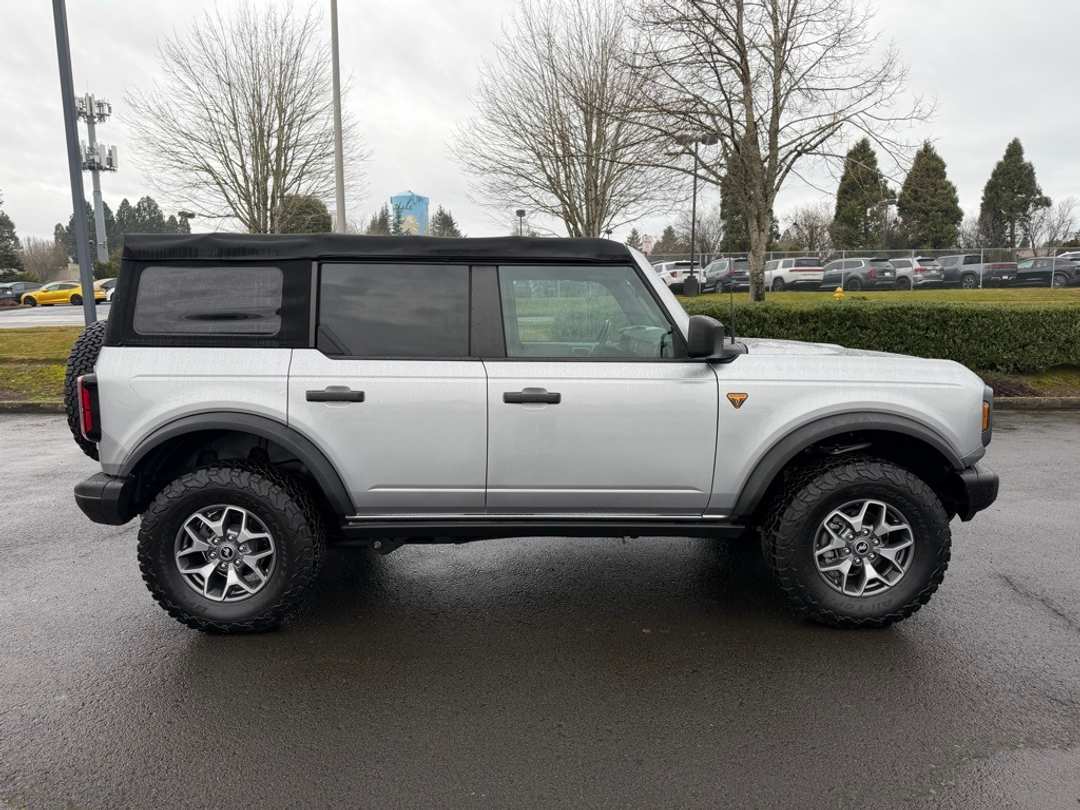 2022 Ford Bronco Badlands - Image 10