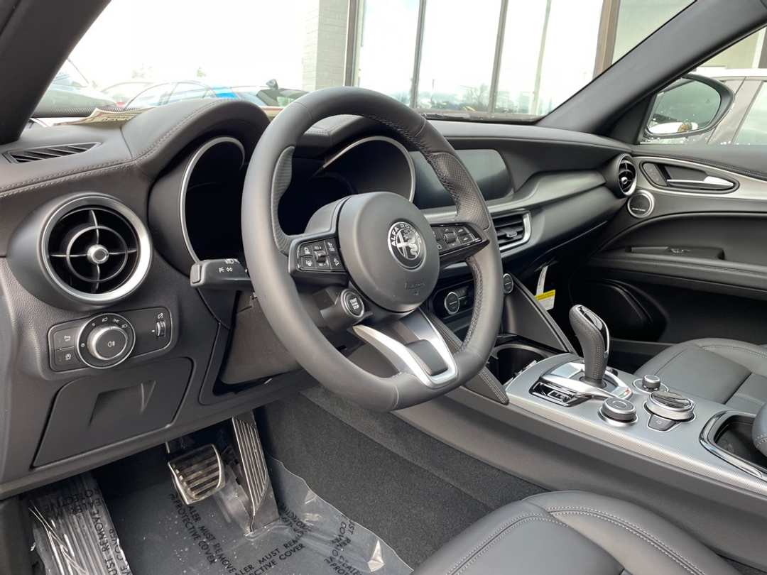 2024 Alfa Romeo Stelvio Ti - Image 12