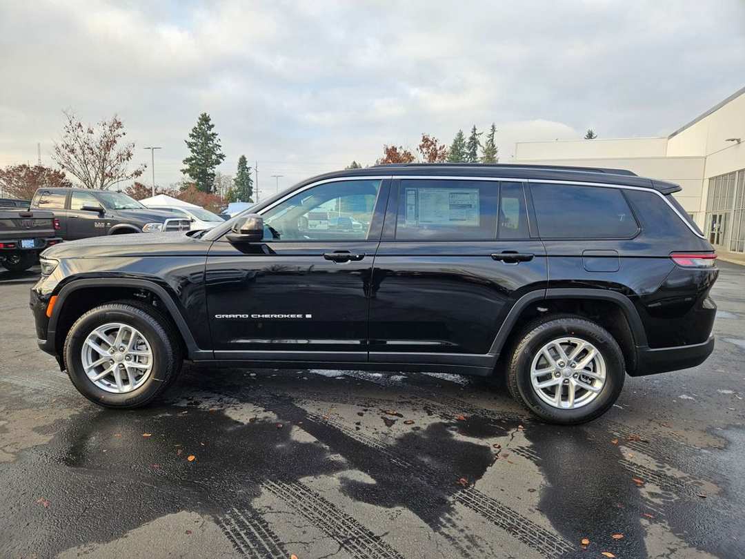 2025 Jeep Grand Cherokee L Laredo - Image 3