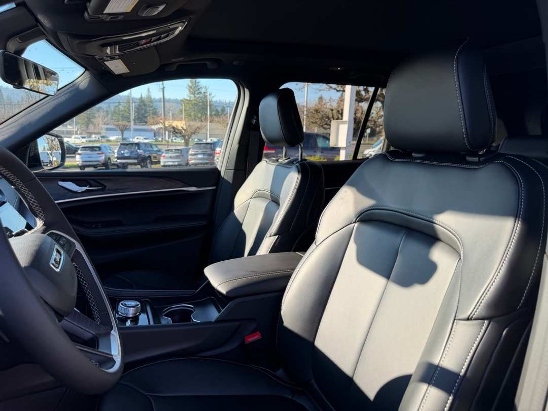 2025 Jeep Grand Cherokee Limited - Image 16