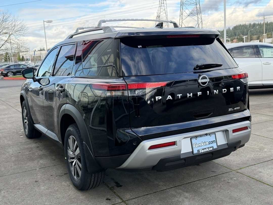 2025 Nissan Pathfinder SL - Image 5
