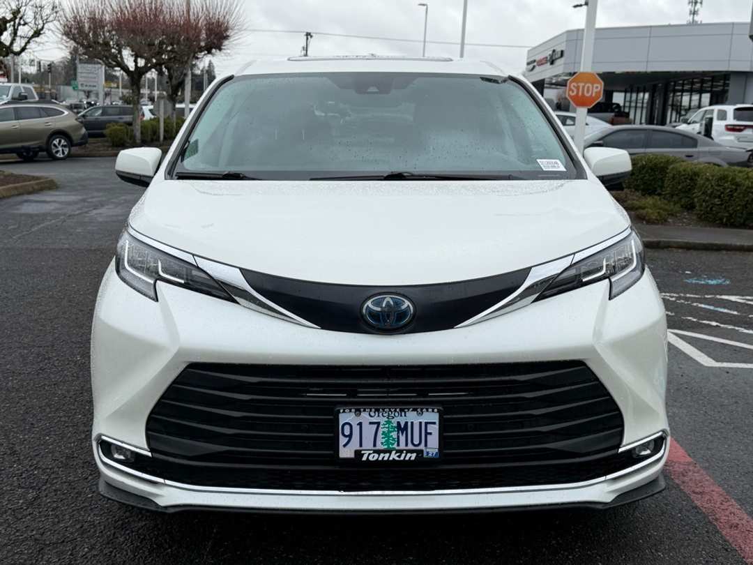 2021 Toyota Sienna XLE - Image 3