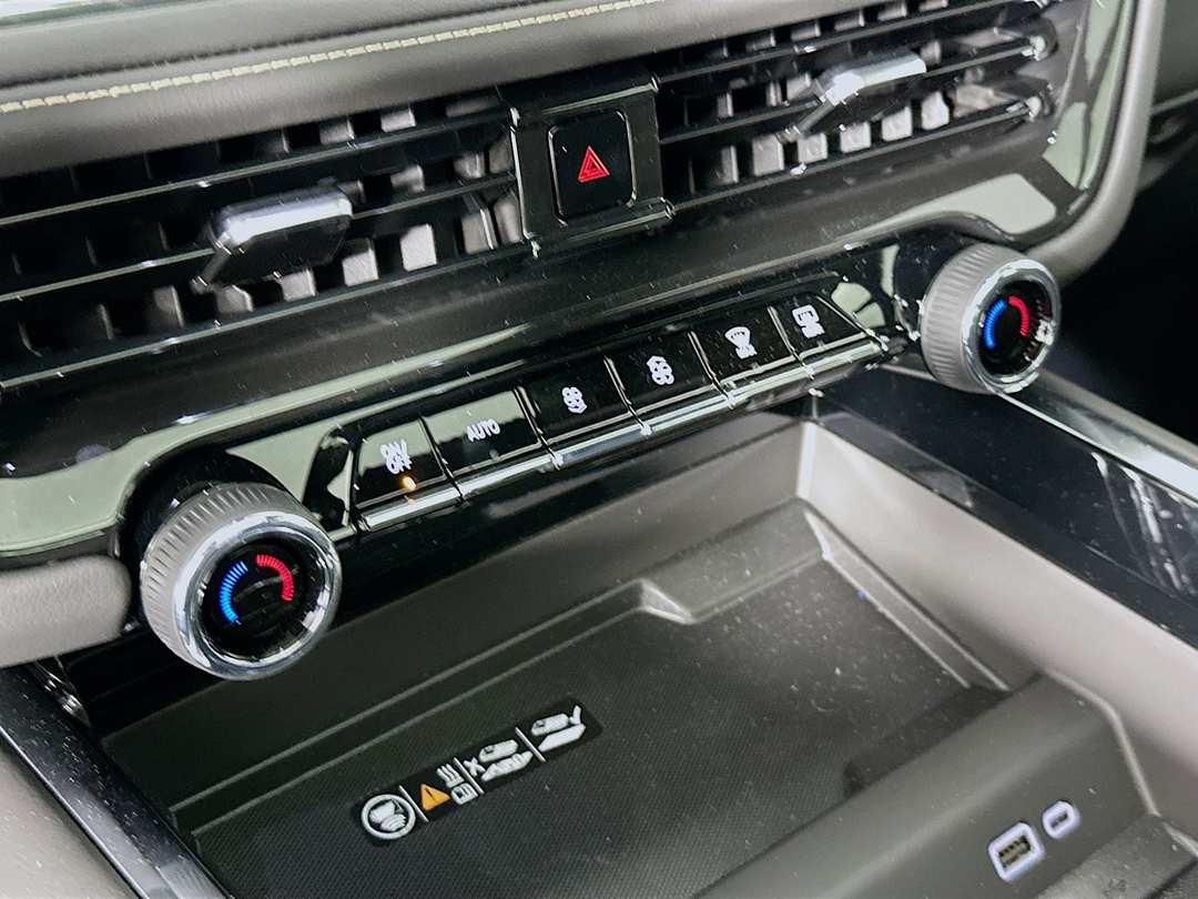 2025 Chevrolet Suburban Premier - Image 16