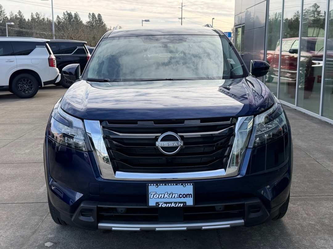 2025 Nissan Pathfinder SL - Image 3