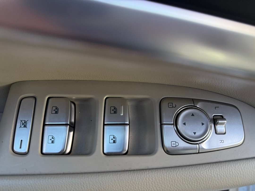 2022 Genesis G70 2.0T - Image 25