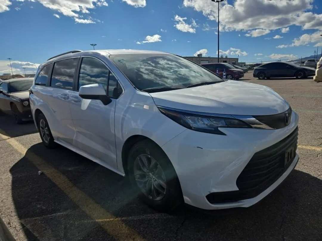 2023 Toyota Sienna LE - Image 2