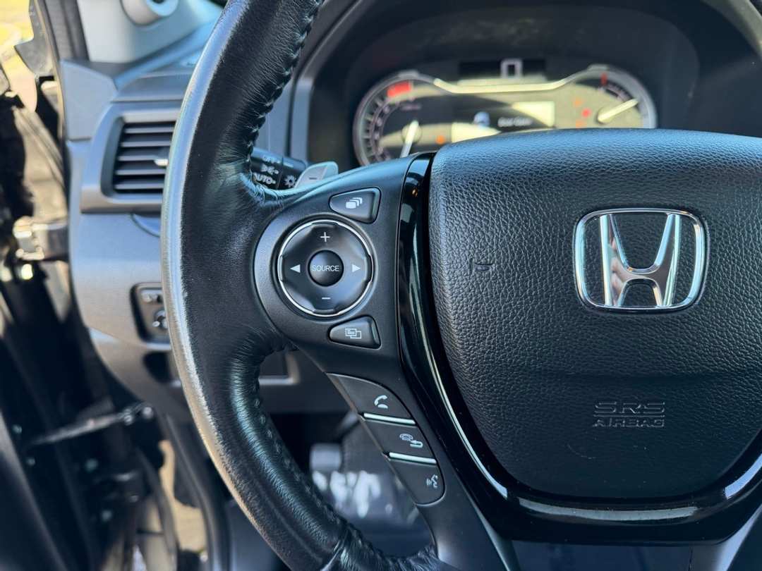2017 Honda Pilot Touring - Image 18
