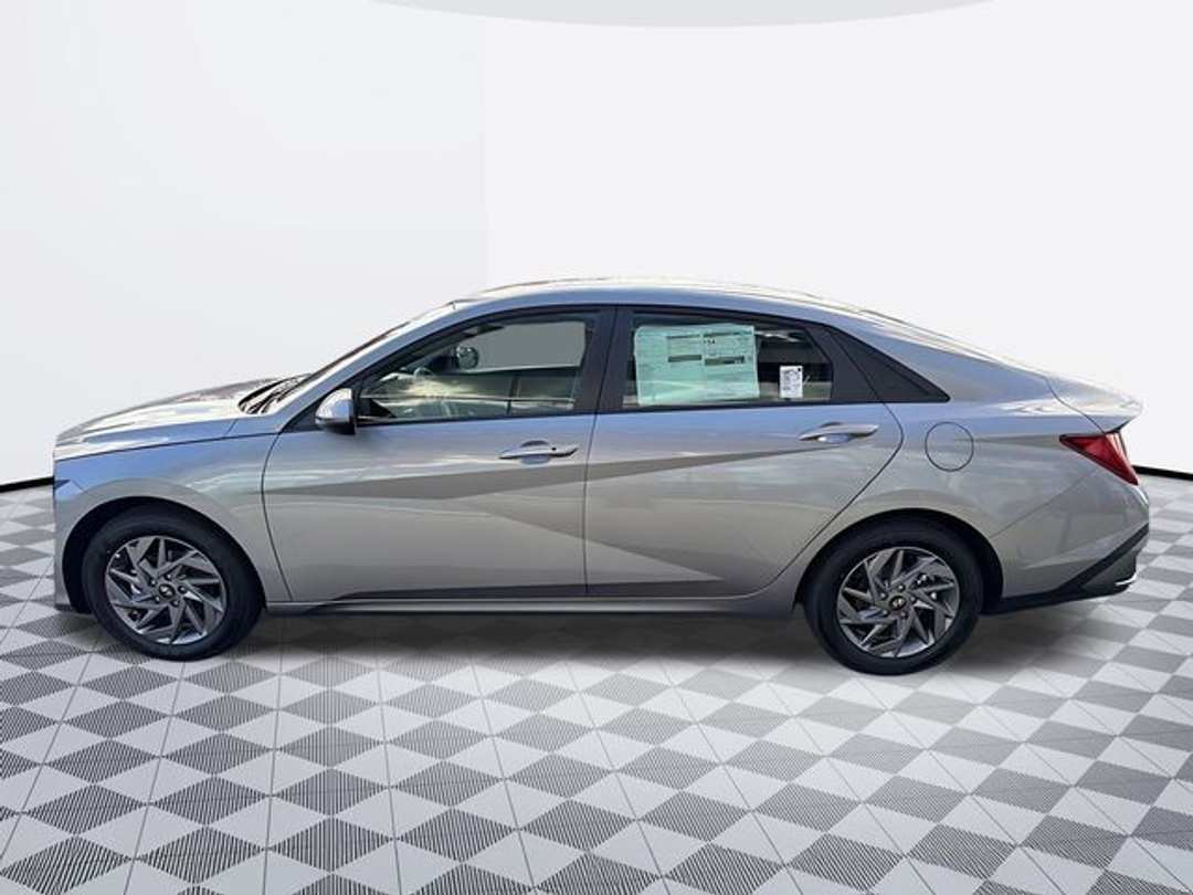 2026 Hyundai Elantra Blue - Image 2