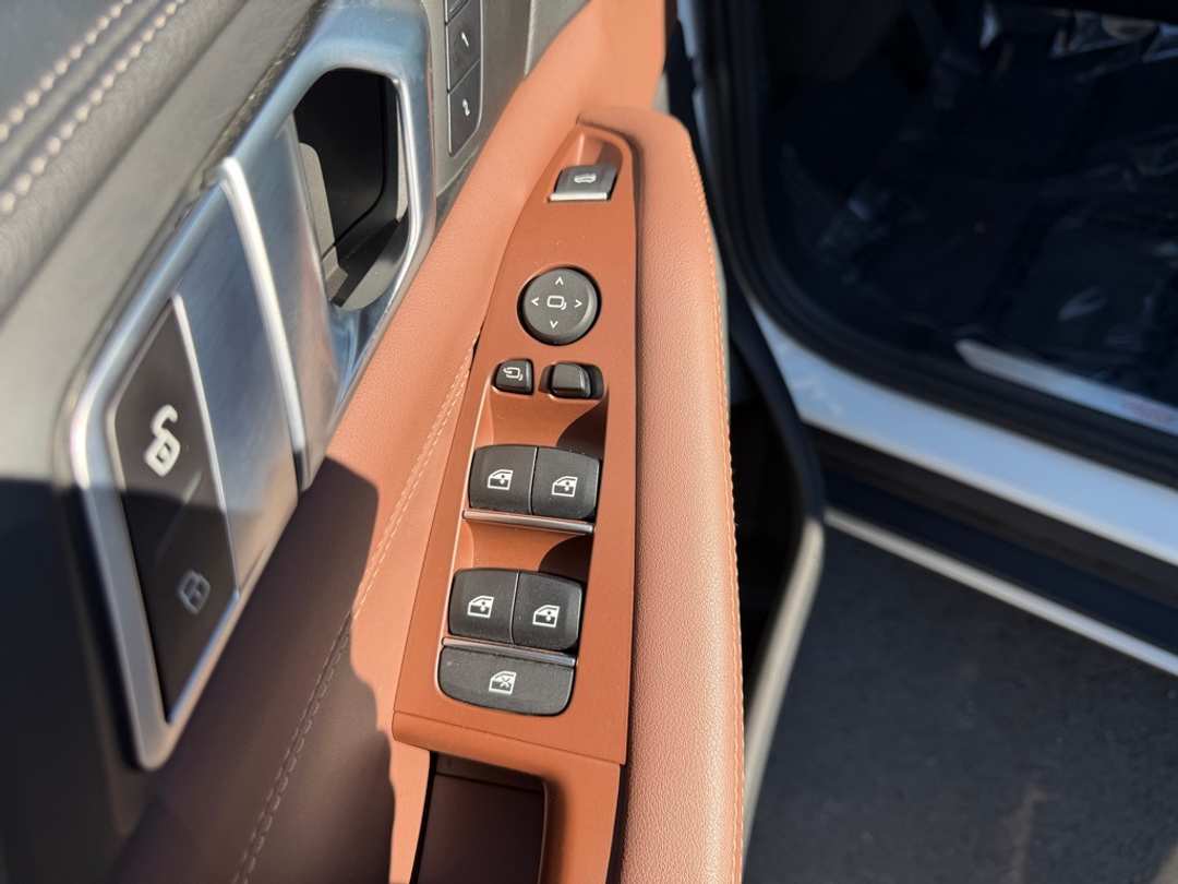 2023 BMW X5 xDrive45e - Image 14