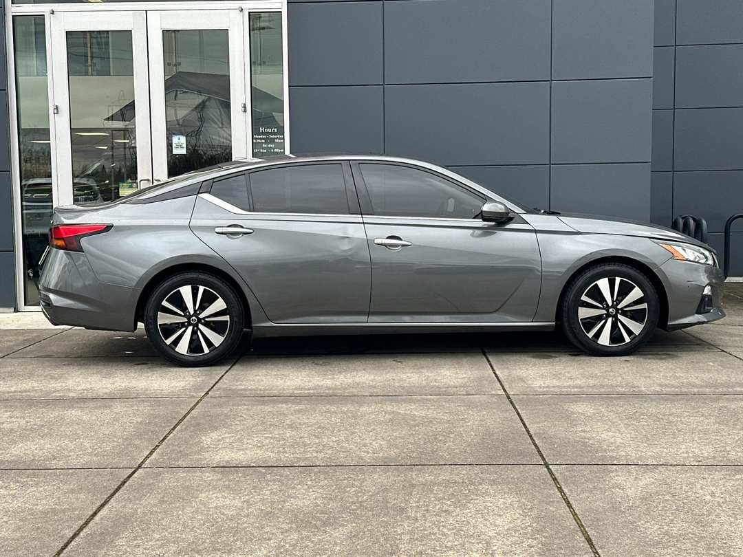 2019 Nissan Altima 2.5 SV - Image 2