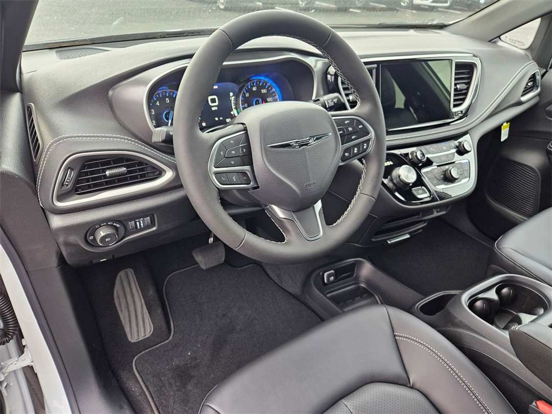 2026 Chrysler Pacifica Select - Image 13